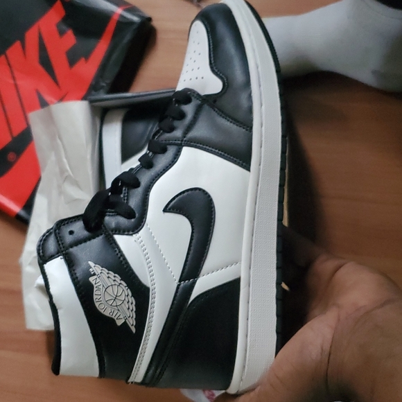 Jordan 1s brand new never worn - Picture 2 of 3